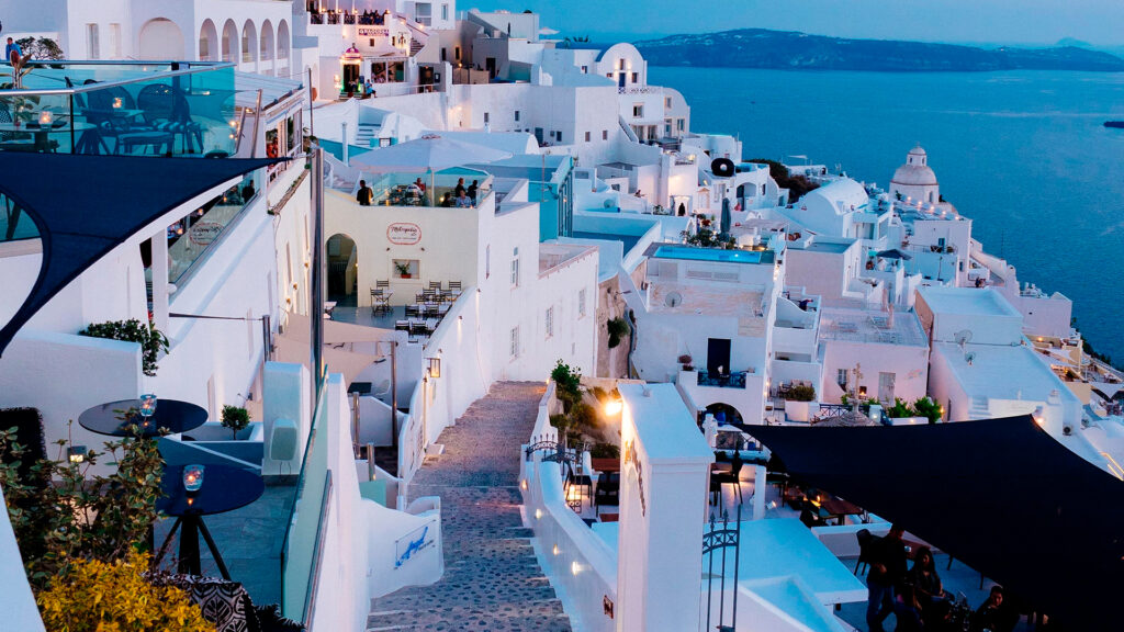 viajá por grecia con pasaporte en mano